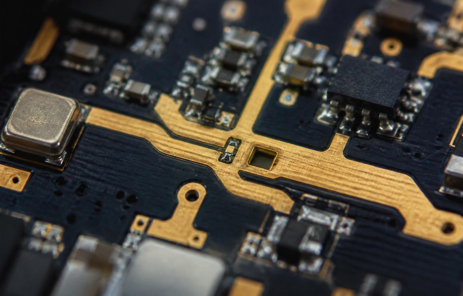 High-frequency RF PCB — 24 GHz front-end, 8-layer Rogers RO4350B
